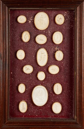  Raccolta di calchi in gesso per camei entro tre cornici, XIX secolo