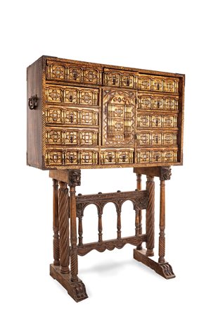  Bargueno in legno intagliato e dorato, Spagna, XVII secolo