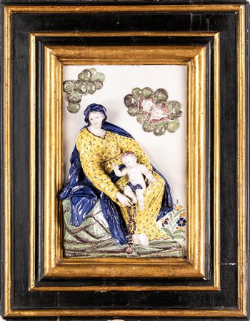  Altorilievo in maiolica policroma raffigurante Madonna del Rosario col Bambino, Ginori, manifattura di Doccia, prima metà del XVIII secolo