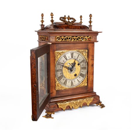  Pendola in radica con finiture ornamentali in bronzo cesellato e dorato, XVIII secolo