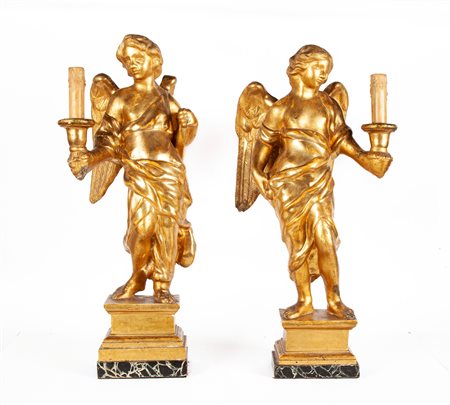  Coppia di angeli reggicero in legno dorato, XVIII secolo