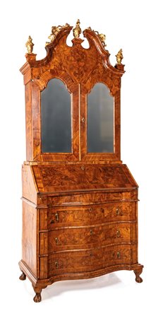  Cassettone a ribalta con alzata in noce e radica, veneto XVIII secolo