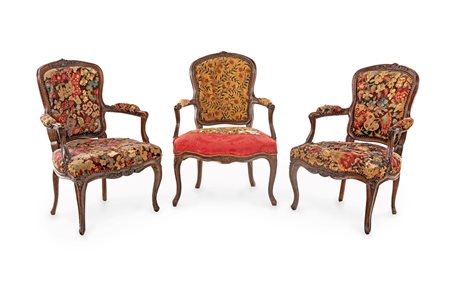  Tre piccole poltrone cabriolet Luigi XV in noce, Francia, XIX secolo