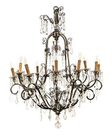  Lampadario in ferro a dodici luci con pendenti in vetro incolore