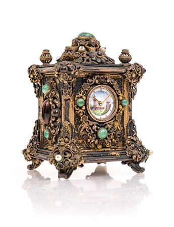  Cappuccina in metallo dorato con gemme verdi e perline