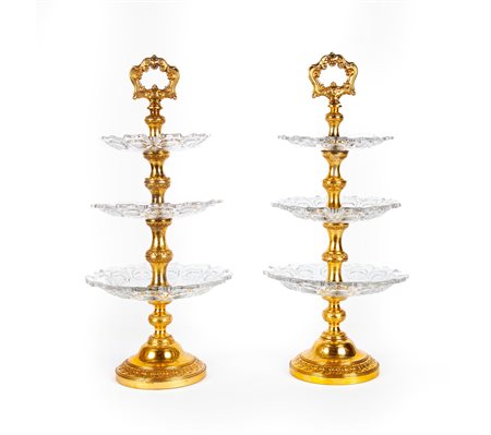  Coppia di alzate centrotavola in metallo sbalzato e dorato con tre ripiani in cristallo
