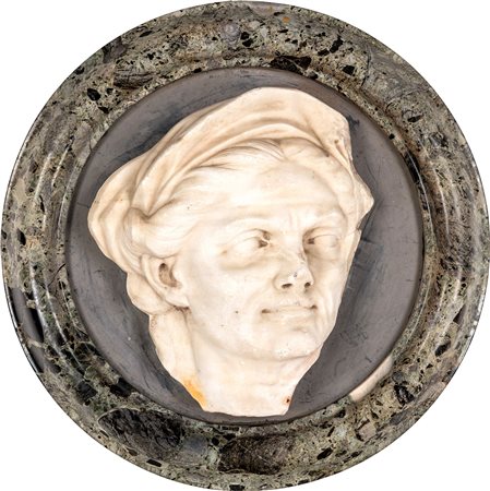  Antico frammento di testa muliebre in bassorilievo di marmo statuario