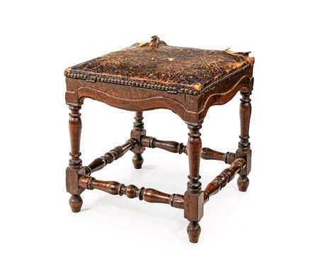  Sgabello in noce, XVII secolo