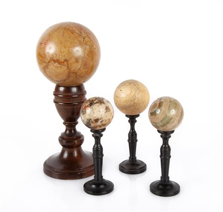  Quattro sfere in marmi diversi