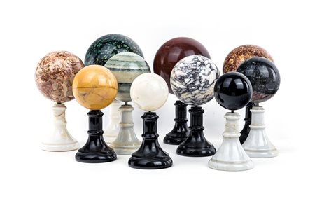  Dieci sfere d marmi diversi e differenti grandezze