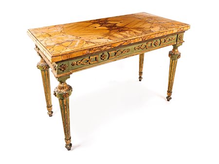  Tavolo da centro in legno laccato verde pastello, dorato lungo i profili ed i rilievi ornamentali, fine del XVIII secolo