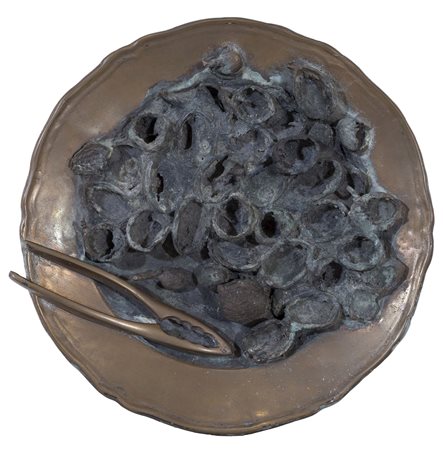 ALIK CAVALIERE (Roma, 1926 - Milano, 1998) Piatto con noci 1980 scultura in...