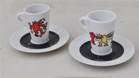 HARING KEITH Lotto unico di 2 tazzine e 2 piattini in porcellana smaltata. Le...