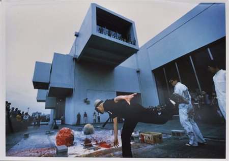 SHIMAMOTO SHOZO Performance, s.d. fotografia a colori cm. 31,5x46,5 es. 1/3...