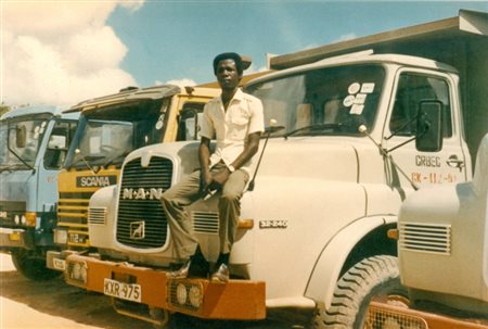 RICHARD ONYANGO Senza titolo, 1999 fotografia a colori cm. 20x30 es. 1/3...
