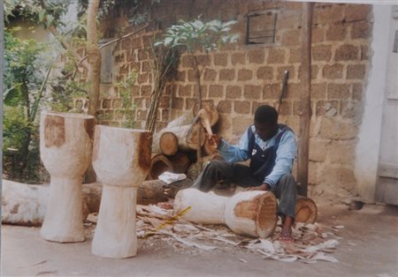 KOKOROKO KUDZOVI Le sculpteur: le debut de la fabrication du tam tam, 1999...