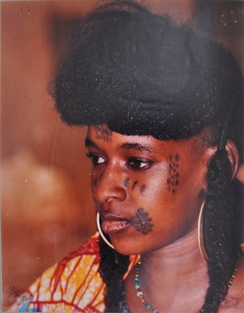 MAIZOUMBOU Alima: Jeune fille, 1994 fotografia a colori cm. 37,5x30 es.1/1...