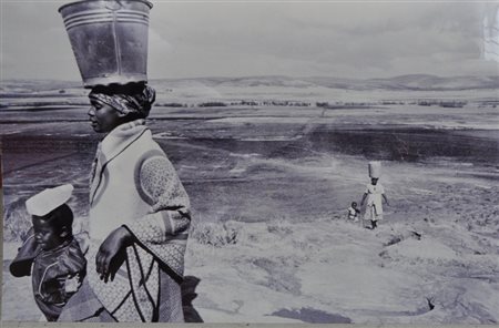 GUY TILLIM Untitled, s.d. fotografia in b/n cm. 30x45 es.1/1 firma, titolo e...