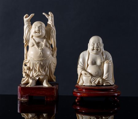Coppia di sculture in avorio intagliato, raffiguranti Buddha. Cina, anni '40...