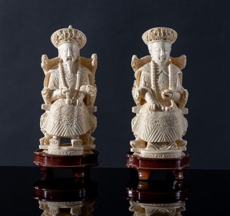 Coppia di sculture in avorio intagliato, raffiguranti coppia di imperatori...