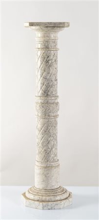 Colonna in marmo bianco di Carrara. Inizi del XX secolo. Cm 97.5x27x27.