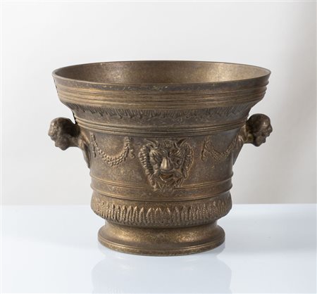 Grande mortaio in bronzo. Copia rinascimentale realizzata nel XX secolo. Cm...
