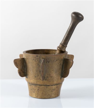 Mortaio in bronzo di gusto Decò. Anni '30 del XX secolo. Reca pestello. Cm...