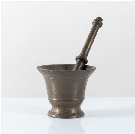 Piccolo mortaio in bronzo. Inizi del XX secolo. Reca pestello. Cm 9, diametro...
