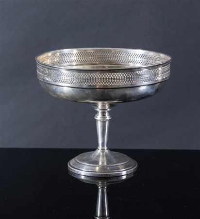 GREGGIO RINO, Padova, dal 1968. Alzata in argento 800, recante cornice a...