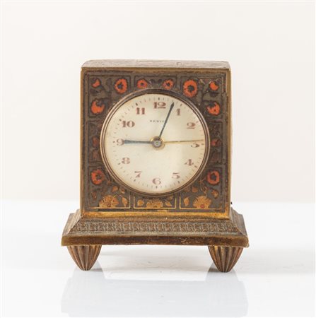 Piccolo orologio da tavolo in bronzo dorato con cassa con motivi floreali....