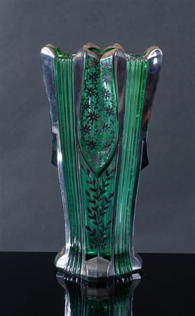 Vaso in vetro verde con decorazioni in argento. Anni '30 del XX secolo. Cm...