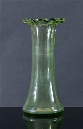 Piccolo vaso in vetro verde a tromba rovesciata con bordo frastagliato. Anni...