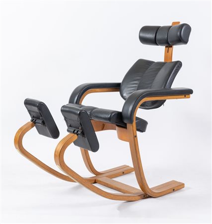 PETER OPSVIK sedia modello Duo Balans in legno chiaro e pelle nera. Prod....