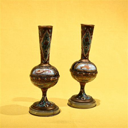 Coppia di vasi in argento e smalti cloisonne, Francia XIX secolo