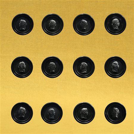 Gruppo di dodici profili di imperatori in argento su ardesia, Roma XIX secolo