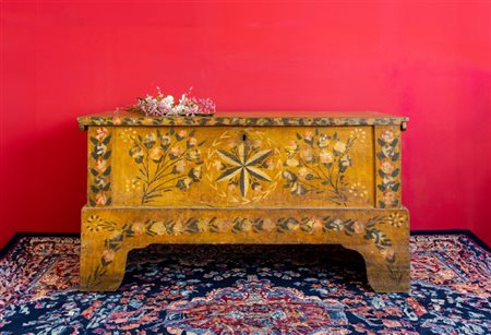 Grande cassapanca tirolese in legno dolce