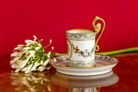 Tazza in stile Impero in porcellana policroma, Capodimonte