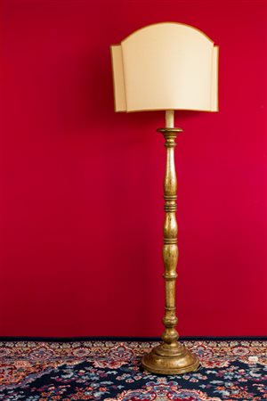 Grande candeliere in legno dorato