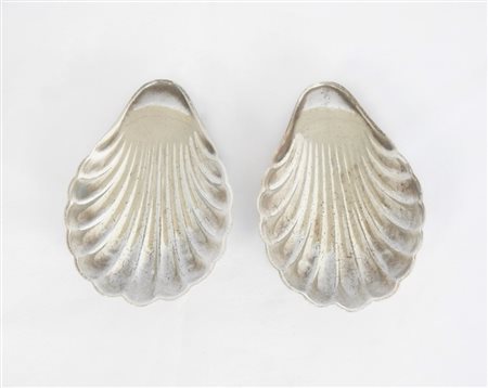 Due conchiglie in metallo argentato