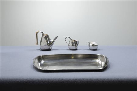 OSCAR TUSQUETS<BR>Servizio composto da teiera, lattiera, zuccheriera e vassoio