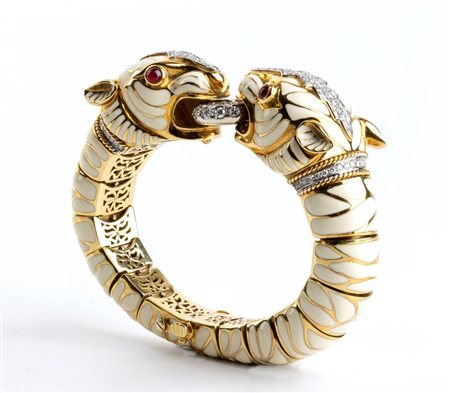  
DAVID WEBB: bracciale flessibile in oro con coppia di teste di tigre, smalto bianco, rubini e diamanti 
 