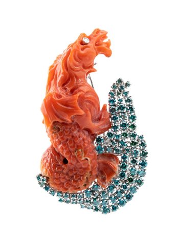  
ASCIONE: spilla in oro, corallo cerasuolo e diamanti blu  
 