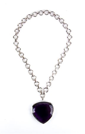  
Collana in oro e grande ametista a forma di cuore    
 