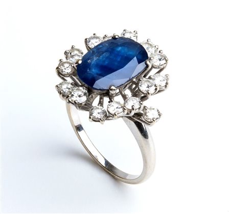 Anello in oro con zaffiro e diamanti  