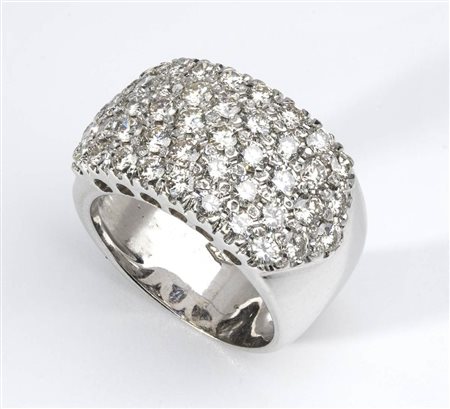  
Anello in oro e pavé di diamanti 
 