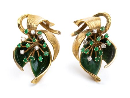  
Paio di orecchini in oro, smalto, diamanti e smeraldi 
 
