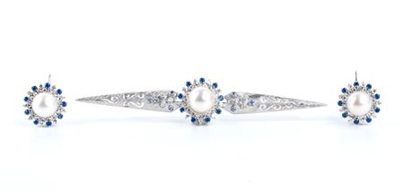  
Demi - parure composta da una spilla ed un paio di orecchini con perle, diamanti e zaffiri 
 