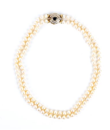  
Collana a 2 fili di perle, fermezza in oro zaffiro e brillanti 
 