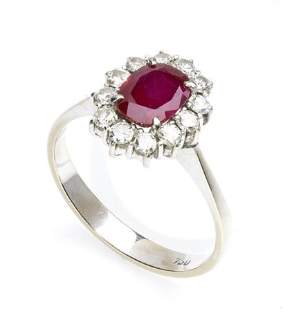  
Anello in oro  con rubino e diamanti  
 