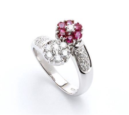  Anello contrariè in oro con diamanti e rubini  